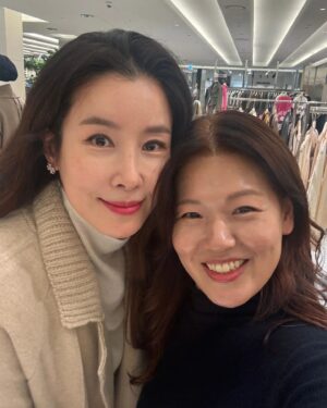 Lee Tae-ran Instagram - 디자인을 넘어 사랑과 나눔의 가치를 추구하는 당신의 비전을 응원합니다💕
.
.
#nanseo
#윤리적패션
#뉴욕캐시미어브랜드
#몽골리안캐시미어
#친환경적전통유목방식
#난서
#walkinginthelight
.
.
@nanseony