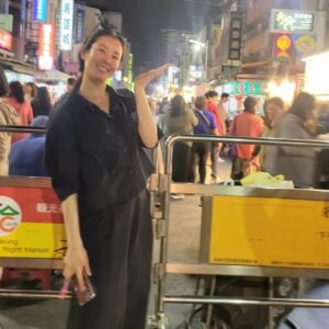 Lee Tae-ran Instagram - miss~♡
.
.
#가오슝야경 과 #가오슝야시장
함께 한 #예쁜사람들