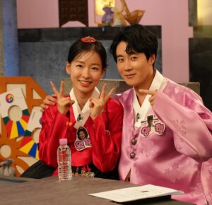Lee Xia Instagram - 새해 복 많이 받으세요❤️ 내일 오전 10시10분 KBS1 TV쇼 진품명품에서 만나요😍