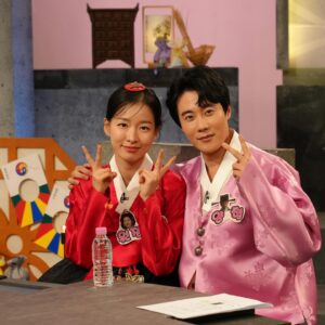 Lee Xia Instagram - 새해 복 많이 받으세요❤️ 내일 오전 10시10분 KBS1 TV쇼 진품명품에서 만나요😍