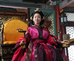 Lee Xia Instagram - 왕좌에 앉은 칼날여왕 ❤️ 울트라여 진격하라!! 오늘도 KBS2 고려거란전쟁에서 만나요 #원정황후 #고려거란전쟁