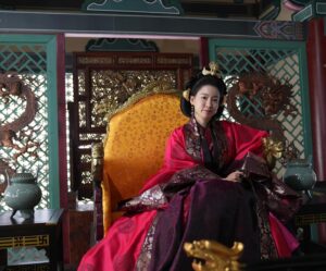 Lee Xia Instagram - 왕좌에 앉은 칼날여왕 ❤️ 울트라여 진격하라!! 오늘도 KBS2 고려거란전쟁에서 만나요 #원정황후 #고려거란전쟁