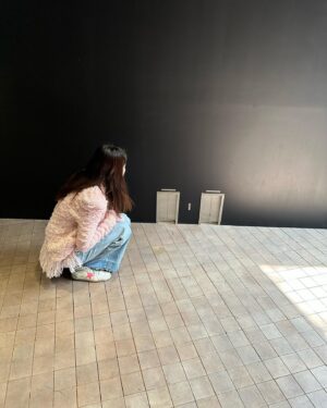 Lee Yo-won Instagram - #마우리치오카텔란  #마우리치오카텔란we #MaurizioCattelan