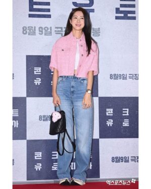Lee Yo-won Instagram - 오랜만 영화시사회
#콘크리트유토피아 👍
@byunghun0712
.
.
.
H @dami_jo15 
M @yemingkki