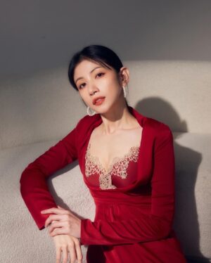 Lee Chien-Na Instagram - 年紀 身分奉獻給了婦女
但一樣可以像個少女
可以依然漂亮 可愛
活出自己的態度和魅力

#38婦女節快樂 
#關與妳