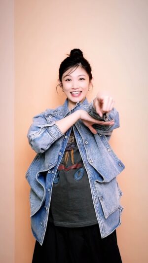 Lee Chien-Na Instagram - 「送予你」手勢舞challenge

#李千娜全新概念專輯
#關與妳
#送予你
#challenge