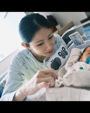Lee Chien-Na Instagram - 懷孕的時候就一直在尋找月子中心
我最在意的除了乾淨舒適的空間之外
如果環境和照護幾乎都是打造給予寶寶的
就會是我想選擇的月子中心
那就看你想要的需求
然後就是 *專業營養師設計* 的月子餐
非常吸引我
一開始入住
提供專屬停車場 ~可以隨意進出~
到達時
國泰服務人員會在停車場等候 
幫你運送行李到房間用非常貼心
電梯需要專屬卡片才能到達月中樓層
所以很隱密 安全

首先有一個很大會客空間
每次只能兩組會客 不能接觸寶寶
防護做得很完善
拖鞋每天消毒更換
有育嬰室 瑜伽衛教室 休息室 哺乳室 護理站
茶水間（飲水機、微波爐、電鍋）
這是我很喜歡的空間規劃

餐點和照護
一天五餐（三餐正餐 兩餐點心）
*養生茶、黑豆水、杜仲茶 依需求給予*
食物上的調整隨時可以告知 立即改善

一入住會下載國泰產後月子中心的App
可以隨時觀看寶寶
以及紀錄和看到寶寶的生活紀錄和健康狀況
每天自己挑選時間按打掃
每週會有小兒科醫師和婦產科醫師做檢查

一天有三班的護理師輪班
需要衛教 泌乳 換藥 他們隨時可以幫忙
特別是護理師
不得不說
很想把她帶回家
因為
從我一開始擠5CC的母乳
只能用針筒
請我老公幫我一滴一滴慢慢接
直到遇到護理長幫我泌乳
她有神奇的手跟巧勁和耐心
讓我一天一天更進步
現在可以擠到190CC母乳了

拔拔麻麻也有許多課程可以上
（瑜伽、衛教、寶寶洗澡⋯等等）
還有spa館預約
我真是第一次那麼久沒洗頭
在醫院住了五天
來到月中我就馬上預約了
麻麻們不用擔心
因為是室內 不怕吹風
美髮師是用中藥材煮過做淋洗
非常暖身和舒服
還有骨盆互按摩 胸部按摩⋯等等
是麻麻的天堂

雖然是第三胎
但隔了20年的時間
資訊 時代 現象 所有吸收的養分
都有超大的改變
無法再用以往的方式和習慣去教育和
照顧小孩 
要調整 改變思維很多很多

所以可以趁著在月子中心
有護士們的協助儘量讓寶寶跟你們同室 
了解寶寶的個性 需求 狀態
回到家雖然要適應環境
但至少你了解寶寶的生活作息和脾氣
知道怎麼照顧
不然到時候會非常無助 不知所措

月子中心所使用Ziaja的 寶寶沐浴乳 屁屁膏和
麻麻沐浴乳 乳液也是我很推的
（沒置入 真心喜歡）

這次非常謝謝 *國泰內湖產後*
給我很安心的環境休養
也瞭解好多好多關於寶寶的各種知識
我也讓自己重新歸零
跟拔拔一起學習 
更謝謝護理師們那麼照顧Yellow
這一趟旅程是非常特別的經歷
接下來又是另一個開始

@cathaybabycare
@cathayhcm 
#國泰內湖產後護理之家
#媽媽絮語