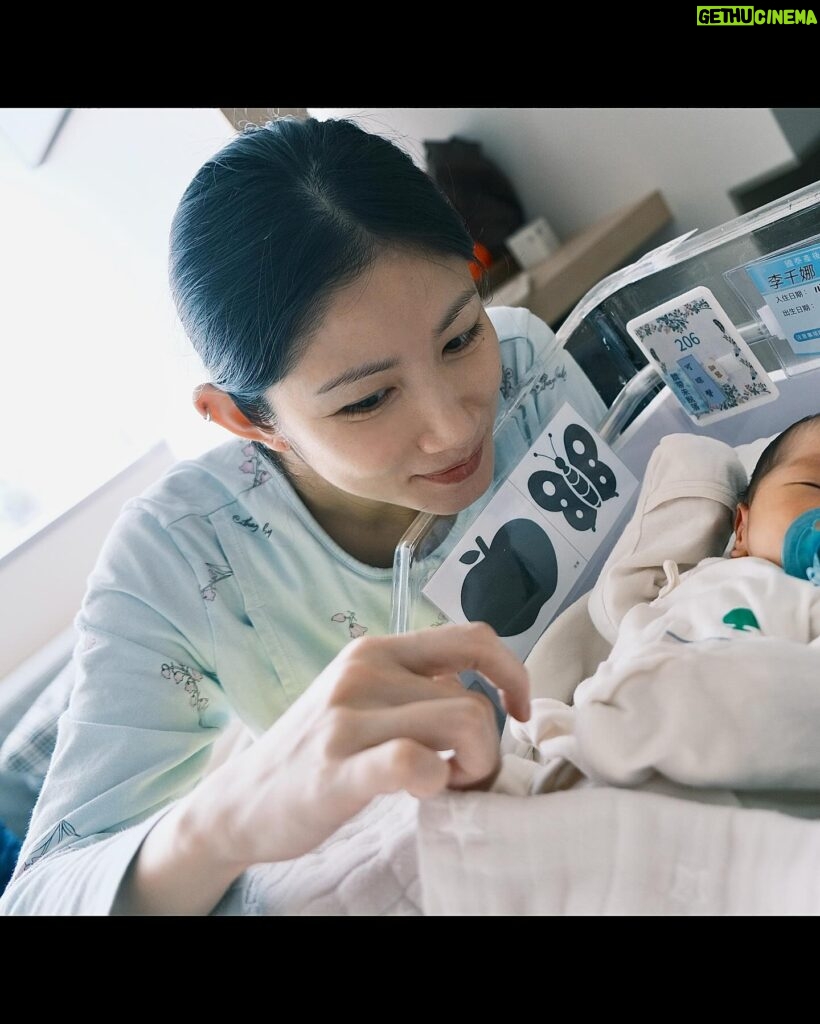 Lee Chien-Na Instagram - 懷孕的時候就一直在尋找月子中心 我最在意的除了乾淨舒適的空間之外 如果環境和照護幾乎都是打造給予寶寶的 就會是我想選擇的月子中心 那就看你想要的需求 然後就是 *專業營養師設計* 的月子餐 非常吸引我 一開始入住 提供專屬停車場 ~可以隨意進出~ 到達時 國泰服務人員會在停車場等候 幫你運送行李到房間用非常貼心 電梯需要專屬卡片才能到達月中樓層 所以很隱密 安全 首先有一個很大會客空間 每次只能兩組會客 不能接觸寶寶 防護做得很完善 拖鞋每天消毒更換 有育嬰室 瑜伽衛教室 休息室 哺乳室 護理站 茶水間（飲水機、微波爐、電鍋） 這是我很喜歡的空間規劃 餐點和照護 一天五餐（三餐正餐 兩餐點心） *養生茶、黑豆水、杜仲茶 依需求給予* 食物上的調整隨時可以告知 立即改善 一入住會下載國泰產後月子中心的App 可以隨時觀看寶寶 以及紀錄和看到寶寶的生活紀錄和健康狀況 每天自己挑選時間按打掃 每週會有小兒科醫師和婦產科醫師做檢查 一天有三班的護理師輪班 需要衛教 泌乳 換藥 他們隨時可以幫忙 特別是護理師 不得不說 很想把她帶回家 因為 從我一開始擠5CC的母乳 只能用針筒 請我老公幫我一滴一滴慢慢接 直到遇到護理長幫我泌乳 她有神奇的手跟巧勁和耐心 讓我一天一天更進步 現在可以擠到190CC母乳了 拔拔麻麻也有許多課程可以上 （瑜伽、衛教、寶寶洗澡⋯等等） 還有spa館預約 我真是第一次那麼久沒洗頭 在醫院住了五天 來到月中我就馬上預約了 麻麻們不用擔心 因為是室內 不怕吹風 美髮師是用中藥材煮過做淋洗 非常暖身和舒服 還有骨盆互按摩 胸部按摩⋯等等 是麻麻的天堂 雖然是第三胎 但隔了20年的時間 資訊 時代 現象 所有吸收的養分 都有超大的改變 無法再用以往的方式和習慣去教育和 照顧小孩 要調整 改變思維很多很多 所以可以趁著在月子中心 有護士們的協助儘量讓寶寶跟你們同室 了解寶寶的個性 需求 狀態 回到家雖然要適應環境 但至少你了解寶寶的生活作息和脾氣 知道怎麼照顧 不然到時候會非常無助 不知所措 月子中心所使用Ziaja的 寶寶沐浴乳 屁屁膏和 麻麻沐浴乳 乳液也是我很推的 （沒置入 真心喜歡） 這次非常謝謝 *國泰內湖產後* 給我很安心的環境休養 也瞭解好多好多關於寶寶的各種知識 我也讓自己重新歸零 跟拔拔一起學習 更謝謝護理師們那麼照顧Yellow 這一趟旅程是非常特別的經歷 接下來又是另一個開始 @cathaybabycare @cathayhcm #國泰內湖產後護理之家 #媽媽絮語