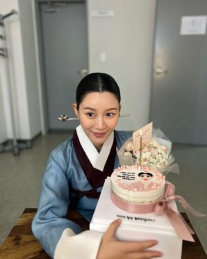 Lee Da-in Instagram - 마지막 촬영을 끝내고 은애 퇴근합니다..🤧 
길었던 연인.. 보내주려니 아숩다!!🌸
