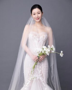 Lee Da-in Instagram - 첫 결혼기념일 축하해요💍
앞으로도 잘 부탁드립니다🤍

(예쁜사진 많이 찍고 엄청 신났던 날🥹..물론 나만)