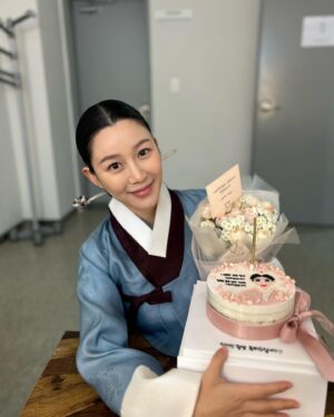 Lee Da-in Instagram - 마지막 촬영을 끝내고 은애 퇴근합니다..🤧 
길었던 연인.. 보내주려니 아숩다!!🌸