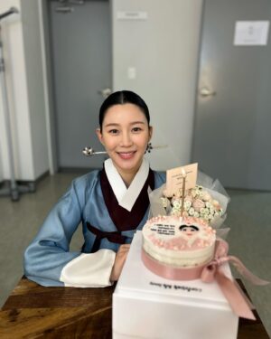 Lee Da-in Instagram - 마지막 촬영을 끝내고 은애 퇴근합니다..🤧 
길었던 연인.. 보내주려니 아숩다!!🌸