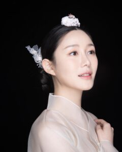 Lee Da-in Instagram - 모두 행복한 추석연휴 보내세요🙇🏻‍♀️🖤 사진은 웨딩촬영때 찍은고,,🫧