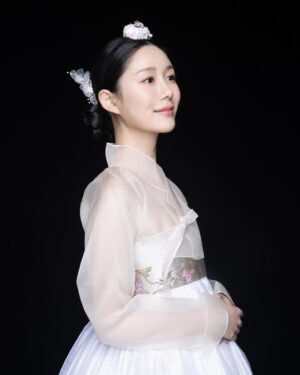 Lee Da-in Instagram - 모두 행복한 추석연휴 보내세요🙇🏻‍♀️🖤
사진은 웨딩촬영때 찍은고,,🫧