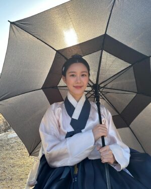 Lee Da-in Instagram - 8개월간 촬영한 시즌1이 끝나니 너무 섭섭하다🫧..😣 고된 피난씬들도 지나고나니 참 아름다웠네…🌸 
시즌2를 위해 다시 또 힘을 내 봅시다 연인🤍