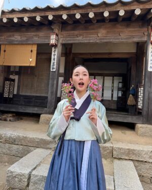 Lee Da-in Instagram - 8개월간 촬영한 시즌1이 끝나니 너무 섭섭하다🫧..😣 고된 피난씬들도 지나고나니 참 아름다웠네…🌸 
시즌2를 위해 다시 또 힘을 내 봅시다 연인🤍