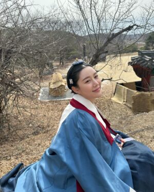 Lee Da-in Instagram - 8개월간 촬영한 시즌1이 끝나니 너무 섭섭하다🫧..😣 고된 피난씬들도 지나고나니 참 아름다웠네…🌸 
시즌2를 위해 다시 또 힘을 내 봅시다 연인🤍