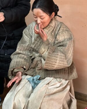 Lee Da-in Instagram - 8개월간 촬영한 시즌1이 끝나니 너무 섭섭하다🫧..😣 고된 피난씬들도 지나고나니 참 아름다웠네…🌸 
시즌2를 위해 다시 또 힘을 내 봅시다 연인🤍