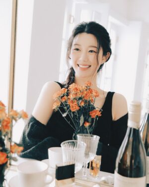 Lee Da-in Instagram - 𝓱𝓪𝓹𝓹𝔂 𝓷𝓮𝔀𝔂𝓮𝓪𝓻🎉

21년은 모두가 답답하고 힘든 시간이었지만 22년에는 사랑과 웃음가득한 한 해 되시기를☺️ 너무나도 빨리 흘러가는 시간을 보며 하루하루를 더 소중히 사랑하며 살아야겠다고 다짐하게 됩니다🌷

Wish every one of you a joyful year ahead and a life full of love🥳 

I always keep it to my heart that life is miserable with so much hate, but will be bright and beautiful with love and warm heart🌼 

So let’s love, not hate♥️