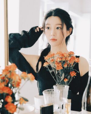 Lee Da-in Instagram - 𝓱𝓪𝓹𝓹𝔂 𝓷𝓮𝔀𝔂𝓮𝓪𝓻🎉

21년은 모두가 답답하고 힘든 시간이었지만 22년에는 사랑과 웃음가득한 한 해 되시기를☺️ 너무나도 빨리 흘러가는 시간을 보며 하루하루를 더 소중히 사랑하며 살아야겠다고 다짐하게 됩니다🌷

Wish every one of you a joyful year ahead and a life full of love🥳 

I always keep it to my heart that life is miserable with so much hate, but will be bright and beautiful with love and warm heart🌼 

So let’s love, not hate♥️