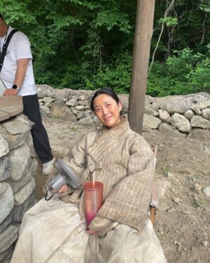 Lee Da-in Instagram - 8개월간 촬영한 시즌1이 끝나니 너무 섭섭하다🫧..😣 고된 피난씬들도 지나고나니 참 아름다웠네…🌸 
시즌2를 위해 다시 또 힘을 내 봅시다 연인🤍