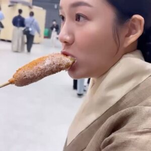 Lee Da-in Instagram - 8개월간 촬영한 시즌1이 끝나니 너무 섭섭하다🫧..😣 고된 피난씬들도 지나고나니 참 아름다웠네…🌸 
시즌2를 위해 다시 또 힘을 내 봅시다 연인🤍