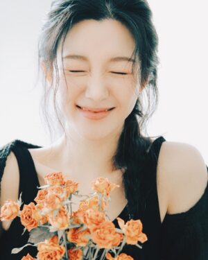 Lee Da-in Instagram - 𝓱𝓪𝓹𝓹𝔂 𝓷𝓮𝔀𝔂𝓮𝓪𝓻🎉

21년은 모두가 답답하고 힘든 시간이었지만 22년에는 사랑과 웃음가득한 한 해 되시기를☺️ 너무나도 빨리 흘러가는 시간을 보며 하루하루를 더 소중히 사랑하며 살아야겠다고 다짐하게 됩니다🌷

Wish every one of you a joyful year ahead and a life full of love🥳 

I always keep it to my heart that life is miserable with so much hate, but will be bright and beautiful with love and warm heart🌼 

So let’s love, not hate♥️