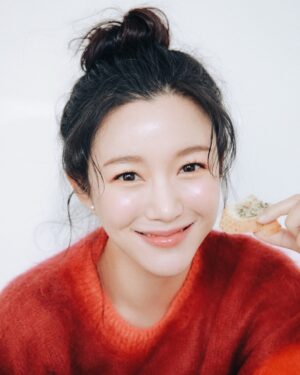 Lee Da-in Instagram - Have a Merry Christmas everyone🎄♥️

feat.마늘빵😋