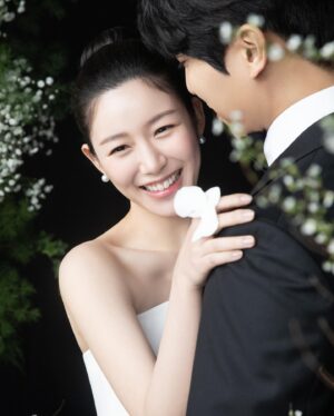 Lee Da-in Instagram - 첫 결혼기념일 축하해요💍
앞으로도 잘 부탁드립니다🤍

(예쁜사진 많이 찍고 엄청 신났던 날🥹..물론 나만)