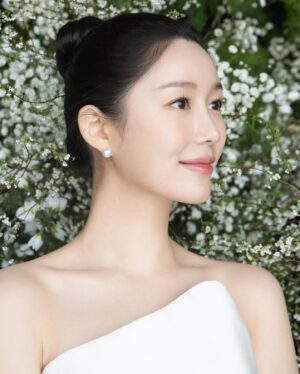 Lee Da-in Instagram - 첫 결혼기념일 축하해요💍
앞으로도 잘 부탁드립니다🤍

(예쁜사진 많이 찍고 엄청 신났던 날🥹..물론 나만)