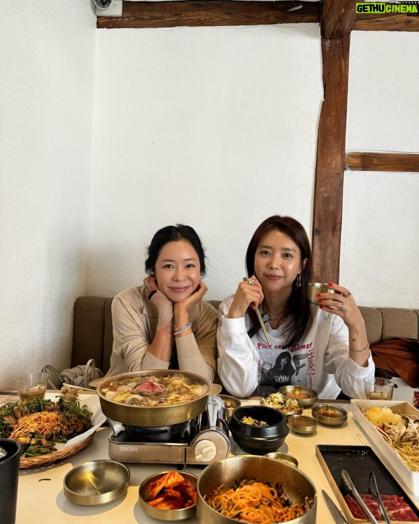 Lee Hae-young Instagram - 정안아.. 니네 PD 사진 잘 찍는다매..🥹 #미미옥 X #소담정찬 팝업현장에서 #채정안tv #미친콜라보😋