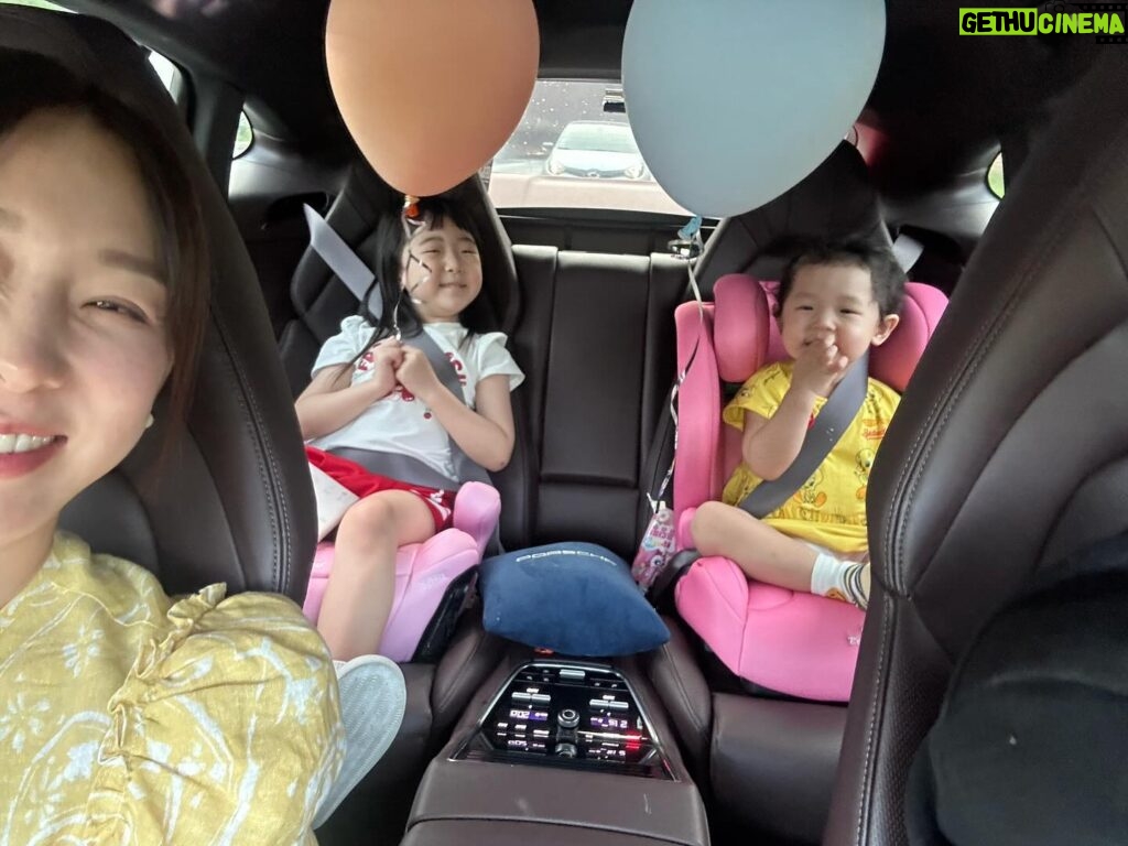 Lee Ji-hye Instagram - 서울 오자마자 또 우린 어디론가 ㅋㅋㅋㅋㅋㅋㅋㅋ 엘리가 맨날 엄마랑 앞에 같이 앉겠다고 해서 곤혹스러웠는데 지선언니가 보내준 선물에 아이들 완전 자기자리 찾았네요잉 ㅋㅋ 감사합니당😍 그나저나 차는 왜이리 막히는걸까요 #티니핑카시트 #토드비