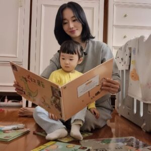 Lee Jung-hyun Instagram - 광고지만 정말 좋은책이라 꼭 소개해드리고 싶어요. 서아가 6개월부터 시작한 프뢰벨 입니다. 이제24개월을 앞두고 있어 프뢰벨 영아다중을 끝내고, 다음단계인 토탈로 들어가려할때 마침 광고가 들어와 이렇게 소개해 드릴수 있게 되었어요~!☺️

노래도 좋고 구성도 좋고요, 서아는 자기전까지 하루종일 프뢰벨책을 손에서 놓지를 않아요🎈

아직 글은 못읽지만 벌써 프뢰벨토탈 36개월 책까지본다니까요..🤣

엄마가 읽어주고 프뢰벨선생님들이 여러놀이와함께 책을 또 읽어주니 서아가 말이나 문장도 빨리 늘은것 같아 정말 좋아요!
엄마가 바쁠때는 펜이 대신해 책을 읽어주니 정말 편하기도 해요^^

#프뢰벨 #프뢰벨토탈 #토탈플래티넘 #은물 #책육아 #프뢰벨은물 #맘스타그램  #책육아 #엄마표놀이 #광고