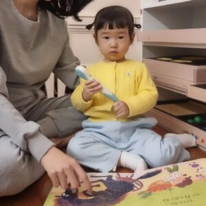 Lee Jung-hyun Instagram - 광고지만 정말 좋은책이라 꼭 소개해드리고 싶어요. 서아가 6개월부터 시작한 프뢰벨 입니다. 이제24개월을 앞두고 있어 프뢰벨 영아다중을 끝내고, 다음단계인 토탈로 들어가려할때 마침 광고가 들어와 이렇게 소개해 드릴수 있게 되었어요~!☺️

노래도 좋고 구성도 좋고요, 서아는 자기전까지 하루종일 프뢰벨책을 손에서 놓지를 않아요🎈

아직 글은 못읽지만 벌써 프뢰벨토탈 36개월 책까지본다니까요..🤣

엄마가 읽어주고 프뢰벨선생님들이 여러놀이와함께 책을 또 읽어주니 서아가 말이나 문장도 빨리 늘은것 같아 정말 좋아요!
엄마가 바쁠때는 펜이 대신해 책을 읽어주니 정말 편하기도 해요^^

#프뢰벨 #프뢰벨토탈 #토탈플래티넘 #은물 #책육아 #프뢰벨은물 #맘스타그램  #책육아 #엄마표놀이 #광고