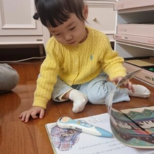 Lee Jung-hyun Instagram - 광고지만 정말 좋은책이라 꼭 소개해드리고 싶어요. 서아가 6개월부터 시작한 프뢰벨 입니다. 이제24개월을 앞두고 있어 프뢰벨 영아다중을 끝내고, 다음단계인 토탈로 들어가려할때 마침 광고가 들어와 이렇게 소개해 드릴수 있게 되었어요~!☺️

노래도 좋고 구성도 좋고요, 서아는 자기전까지 하루종일 프뢰벨책을 손에서 놓지를 않아요🎈

아직 글은 못읽지만 벌써 프뢰벨토탈 36개월 책까지본다니까요..🤣

엄마가 읽어주고 프뢰벨선생님들이 여러놀이와함께 책을 또 읽어주니 서아가 말이나 문장도 빨리 늘은것 같아 정말 좋아요!
엄마가 바쁠때는 펜이 대신해 책을 읽어주니 정말 편하기도 해요^^

#프뢰벨 #프뢰벨토탈 #토탈플래티넘 #은물 #책육아 #프뢰벨은물 #맘스타그램  #책육아 #엄마표놀이 #광고