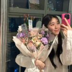 Lee Re Instagram - 방 안 가득 꽃향기가 나요,,♡ 항상 가장 먼저 축하해주시는 내 사랑들, 감사합니다아…!!!! 덕분에 너무나 향기로운 생일이었어요…🌷🩷