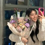 Lee Re Instagram - 방 안 가득 꽃향기가 나요,,♡ 항상 가장 먼저 축하해주시는 내 사랑들, 감사합니다아…!!!! 덕분에 너무나 향기로운 생일이었어요…🌷🩷