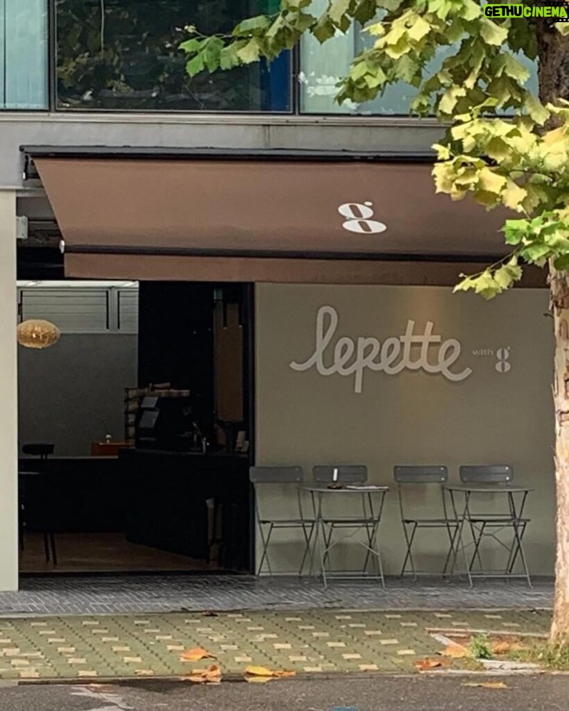 Lee Sang-hwa Instagram - 우리들의 공간 우리의 르뻬떼 ☕️🐶🖤 카페 르뻬떼 입니다아😊😊 우리 르뻬떼는 모든 반려동물 친구들을 환영합니다👏 더 다양한 이야기는 차근차근 @lepette_g 와 @lepette_official 를 통해서 전달드릴게요! 르뻬떼에서 만나효😊 #르뻬떼 #망원한강공원길 #망원로33-1 #동네친구강나미