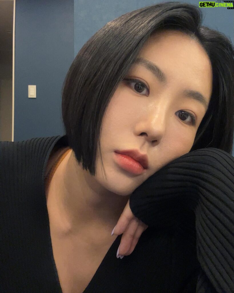 Lee Sang-hwa Instagram - 오랜만에 폼잡고 찍어봄..🖤🖤#강나미보다잘생김😆 #autumnvibes🍁