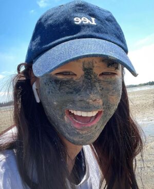Lee Se-hee Instagram - 지방 촬영때.. 아침에 급 러닝을 하고 싶어서 나갔다 갯벌이 보여 갯벌로
탈까봐 머드를 바르고..생각의 흐름대로
...ㅎㅎ 즐거웠음 됐지 🧚‍♂️