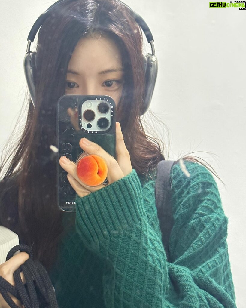 Lee Se-hee Instagram - 자영이그립톡 귀여워 시골에 살았어서 친구네 살구나무에서 떨어진 살구 자주 먹었던 기억난다🧚‍♂️