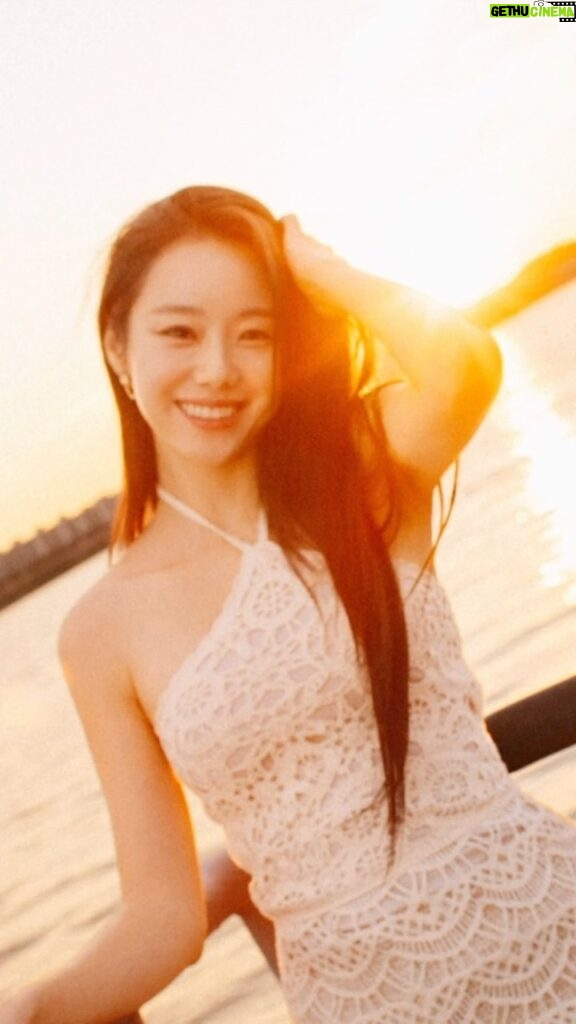 Lee Si-won Instagram - In my golden hour 🌅✨