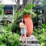 Lee Si-won Instagram - 🥜Raffles Hotel 🎄Orchard Street 🍺Haji Lane