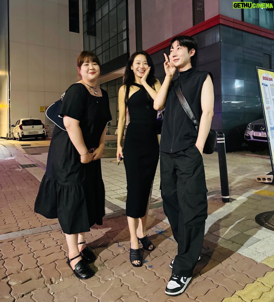 Lee Si-won Instagram - HOW TO WEAR ALL BLACK 🐜🖤