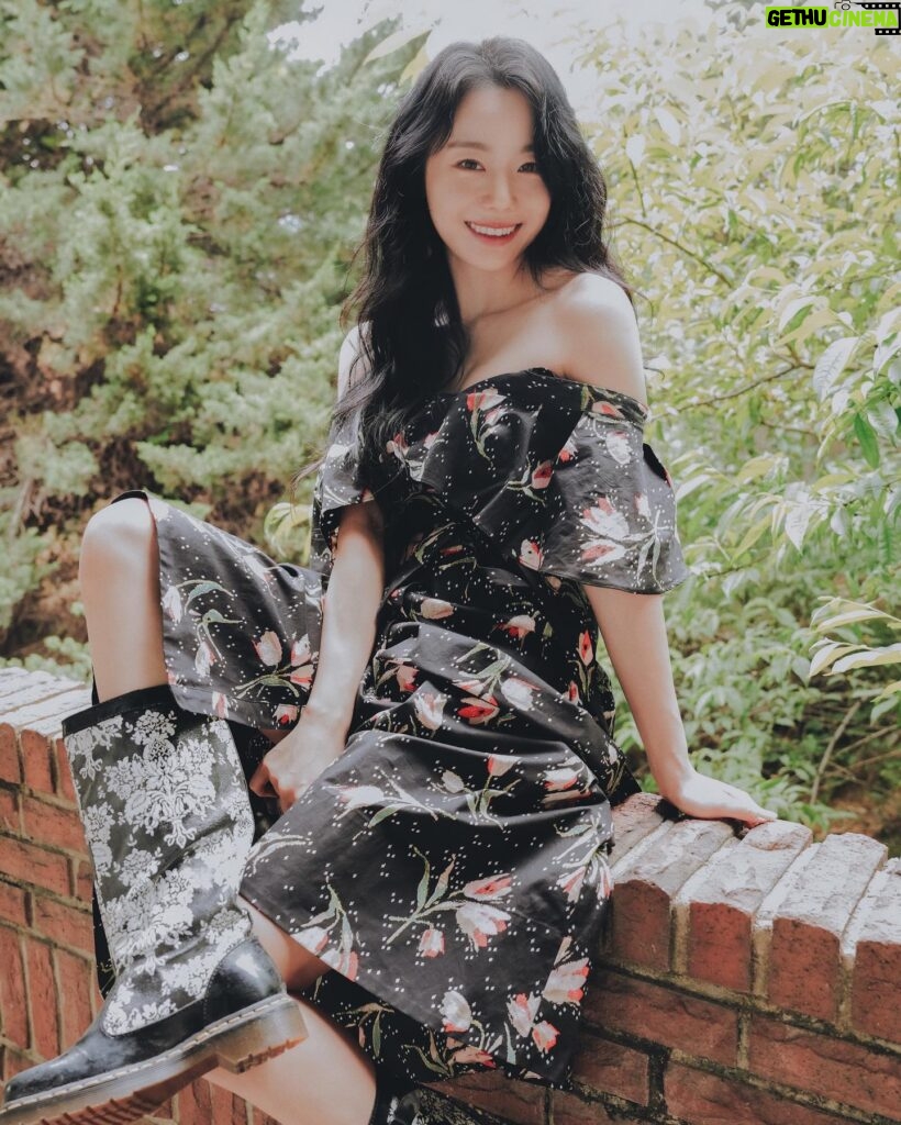 Lee Si-won Instagram - 무더운 여름이었다 … 더 보기