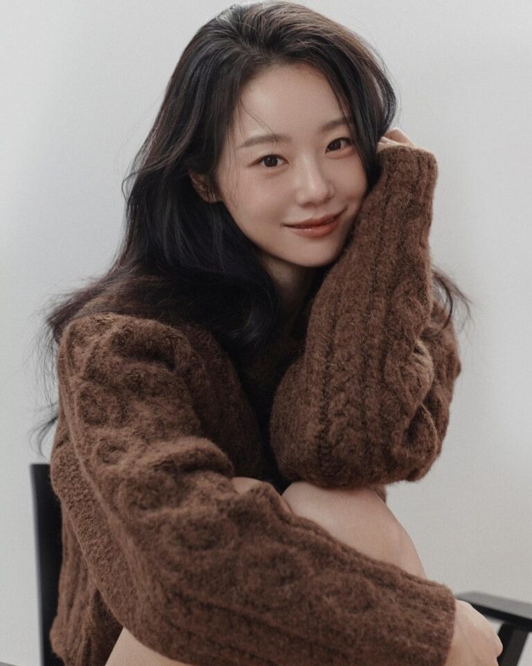 Lee Si-won Instagram - 따뜻한 연말 🐻🧸🌰🤎