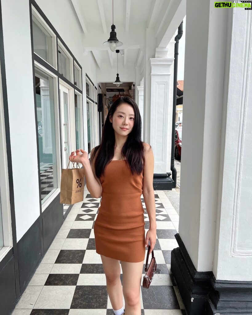 Lee Si-won Instagram - 🥜Raffles Hotel 🎄Orchard Street 🍺Haji Lane