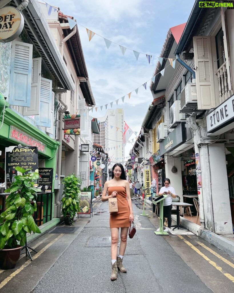 Lee Si-won Instagram - 🥜Raffles Hotel 🎄Orchard Street 🍺Haji Lane