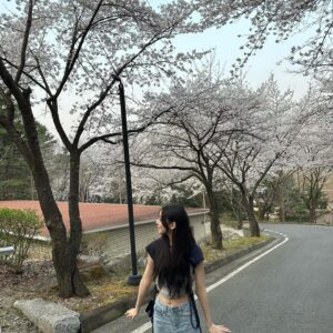 Lee Soo-min Instagram - 봄 가기 전에 벚꽃 사진...🌸
