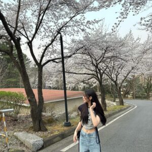 Lee Soo-min Instagram - 봄 가기 전에 벚꽃 사진...🌸